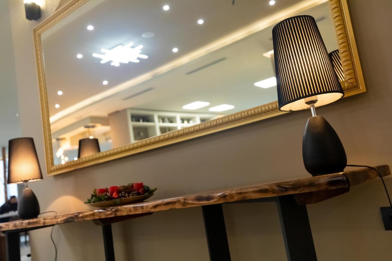 Kraal Hotel Vlorë 外观 照片